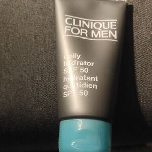 Clinique For Men Daily Hydrator SPF 50 - Black and Teal